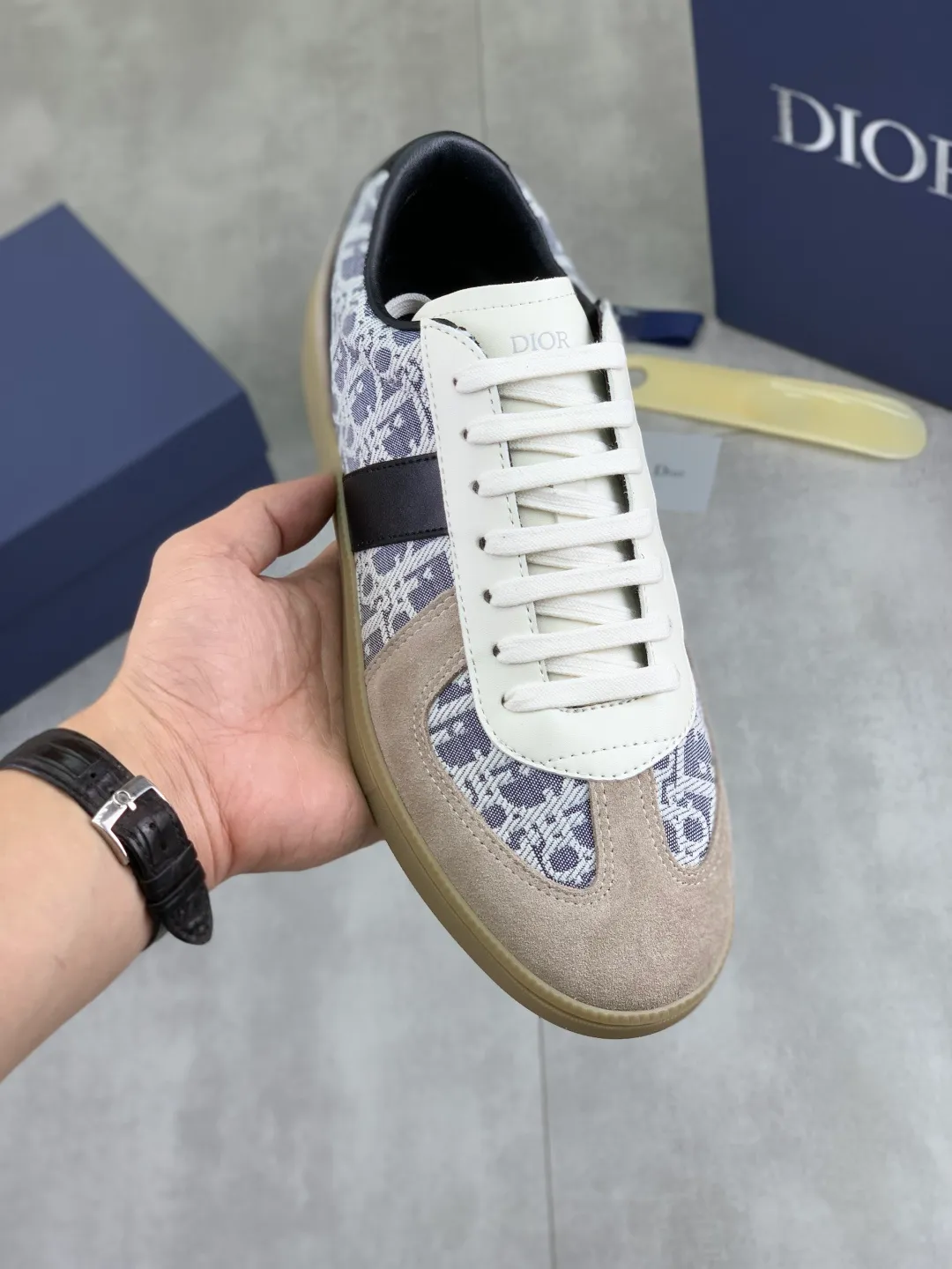 Men's shoes 💰P360 New Dior B01 moral training shoes, white first-layer cowhide, original molded outsole. New to the fall collection, this sneaker marks the return of a Dior classic, reinterpreted in a stylish and elegant silhouette. Crafted from white smooth first-grain cowhide with a tonal silk sheepskin lining, it features the Dior logo on the tongue and inner sides, and a CD icon on the heel. Paired with Tpu anti-slip soles of the same color, it can be matched with various styles to create a sophisticated look.  Code number: 38-44